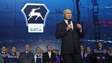 Президент РФ Владимир Путин во время встречи с работниками Горьковского автомобильного завода в Нижнем Новгороде. 6 декабря 2017 Президент РФ Владимир Путин во время встречи с работниками Горьковского автомобильного завода в Нижнем Новгороде. 6 декабря 2017