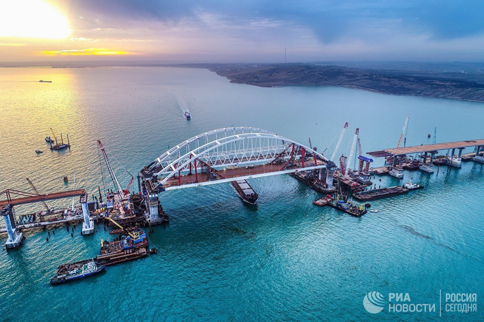 Арки автомобильного и железнодорожного пролетов строящегося Крымского моста над центральным фарватером в Керченском проливе Арки автомобильного и железнодорожного пролетов строящегося Крымского моста над центральным фарватером в Керченском проливе