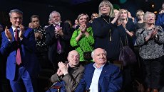 Народный артист СССР Леонид Броневой и художественный руководитель театра Ленком Марк Захаров на юбилейном вечере, посвященном 90-летию Московского государственного театра Ленком Народный артист СССР Леонид Броневой и художественный руководитель театра Ленком Марк Захаров на юбилейном вечере, посвященном 90-летию Московского государственного театра Ленком