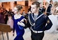 Участники традиционного Осеннего бала курсантов Черноморского высшего военно-морского Ордена Красной Звезды училища имени П. С. Нахимова в Севастополе Участники традиционного Осеннего бала курсантов Черноморского высшего военно-морского Ордена Красной Звезды училища имени П. С. Нахимова в Севастополе
