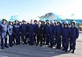 Владимир Путин фотографируется с российскими военнослужащими во время посещения авиабазы Хмеймим в Сирии. 11 декабря 2017 Владимир Путин фотографируется с российскими военнослужащими во время посещения авиабазы Хмеймим в Сирии. 11 декабря 2017