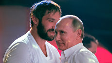 Президент России Владимир Путин и российский хоккеист Александр Овечкин. Архивное фото Президент России Владимир Путин и российский хоккеист Александр Овечкин. Архивное фото