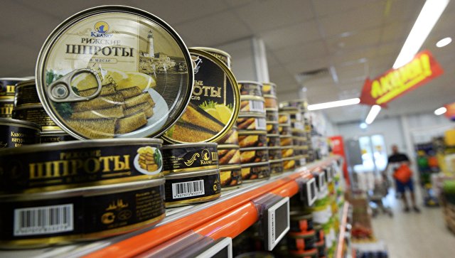 Консервы Рижские шпроты в масле в супермаркете в Москве. Архивное фото