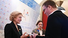 Зампред правительства РФ Ольга Голодец вручает награду международного детского центра Артек - знак Архитектор знаний первому заместителю главного редактора МИА Россия сегодня Олегу Осипову. 18 декабря 2017 Зампред правительства РФ Ольга Голодец вручает награду международного детского центра Артек - знак Архитектор знаний первому заместителю главного редактора МИА Россия сегодня Олегу Осипову. 18 декабря 2017