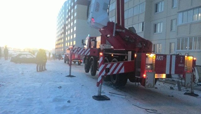 Сотрудники МЧС во время ликвидации последствий взрыва газового баллона в Омске. 23 декабря 2017