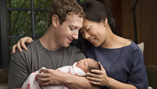 Основатель Facebook Марк Цукерберг с женой Присциллой и дочерью. Архивное фото Основатель Facebook Марк Цукерберг с женой Присциллой и дочерью. Архивное фото