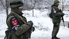 Сотрудники военной полиции ДНР на блок-посту на окраине Горловки Донецкой области. Архивное фото Сотрудники военной полиции ДНР на блок-посту на окраине Горловки Донецкой области. Архивное фото