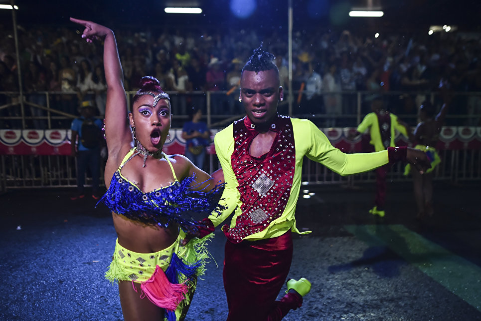 Парад танцоров сальсы в Колумбии.