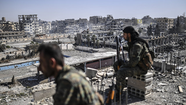 Курдские бойцы Сирийских демократических сил в Ракке, Сирия. Архивное фото