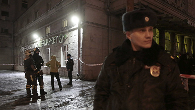 Сотрудники МЧС и полиции около супермаркета Перекресток в Санкт-Петербурге, где произошел взрыв. 27 декабря 2017