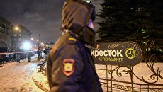 Сотрудники полиции и МЧС у входа в магазин Перекресток в Санкт-Петербурге, где произошел взрыв. 27 декабря 2017 Сотрудники полиции и МЧС у входа в магазин Перекресток в Санкт-Петербурге, где произошел взрыв. 27 декабря 2017