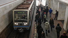Пассажиры на одной из станций московского метро. Архивное фото Пассажиры на одной из станций московского метро. Архивное фото