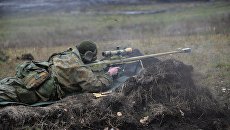 Военнослужащий во время тактических занятий с боевой стрельбой. Архивное фото Военнослужащий во время тактических занятий с боевой стрельбой. Архивное фото