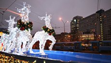 Новогодняя инсталляция, украшенная яркими светодиодными огнями, в Москве. Архивное фото Новогодняя инсталляция, украшенная яркими светодиодными огнями, в Москве. Архивное фото