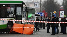 Сотрудники правоохранительных органов у пассажирского автобуса, въехавшего в остановку на Сходненской улице в Москве. 29 декабря 2017 Сотрудники правоохранительных органов у пассажирского автобуса, въехавшего в остановку на Сходненской улице в Москве. 29 декабря 2017