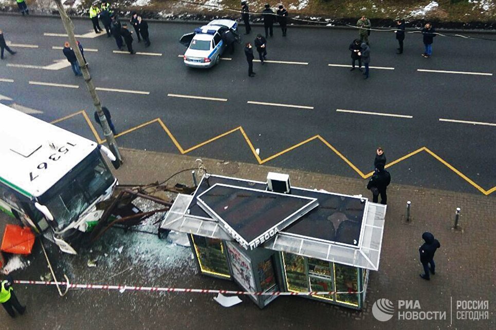 Пассажирский автобус въехал в остановку на Сходненской улице в Москве. 29 декабря 2017