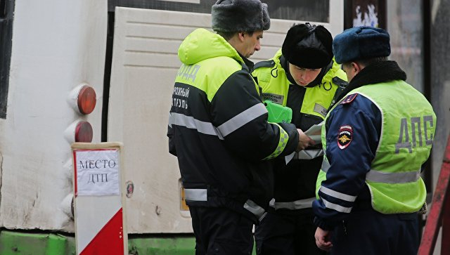 Сотрудники правоохранительных органов у пассажирского автобуса, въехавшего в остановку на Сходненской улице в Москве