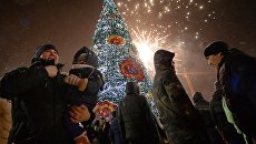 Праздничный салют во время празднования Нового года во Владивостоке Праздничный салют во время празднования Нового года во Владивостоке