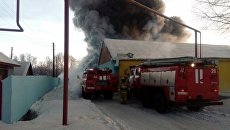 Автомобили пожарной службы МЧС РФ во время тушения пожара в здании с обувным производством в поселке Чернореченский Искитимского района Новосибирской области. 4 января 2018 Автомобили пожарной службы МЧС РФ во время тушения пожара в здании с обувным производством в поселке Чернореченский Искитимского района Новосибирской области. 4 января 2018