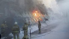Сотрудники пожарной службы МЧС РФ во время тушения пожара в здании с обувным производством в поселке Чернореченский Искитимского района Новосибирской области. 4 января 2018 Сотрудники пожарной службы МЧС РФ во время тушения пожара в здании с обувным производством в поселке Чернореченский Искитимского района Новосибирской области. 4 января 2018