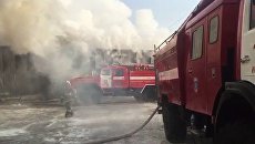 Сотрудники пожарной службы МЧС РФ во время тушения пожара в здании с обувным производством в поселке Чернореченский Искитимского района Новосибирской области. 4 января 2018 Сотрудники пожарной службы МЧС РФ во время тушения пожара в здании с обувным производством в поселке Чернореченский Искитимского района Новосибирской области. 4 января 2018