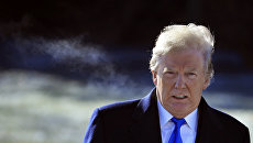Президент США Дональд Трамп на Южной лужайке Белого дома в Вашингтоне пред отправлением в Кэмп-Дэвиа на заседание Республиканской партии. 5 января 2017 Президент США Дональд Трамп на Южной лужайке Белого дома в Вашингтоне пред отправлением в Кэмп-Дэвиа на заседание Республиканской партии. 5 января 2017