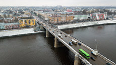 Мост через реку Волга в городе Твери. Архивное фото Мост через реку Волга в городе Твери. Архивное фото