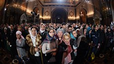 Верующие в храме Христа Спасителя в Москве во время Рождественского богослужения Верующие в храме Христа Спасителя в Москве во время Рождественского богослужения