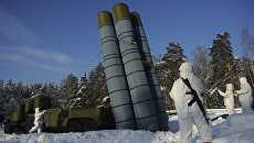 Развертывание надувного макета зенитного ракетного комплекса С-300. Архивное фото Развертывание надувного макета зенитного ракетного комплекса С-300. Архивное фото