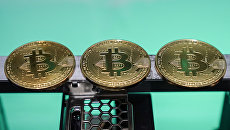 Сувенирные монеты с логотипами криптовалюты биткоин. Архивное фото Сувенирные монеты с логотипами криптовалюты биткоин. Архивное фото