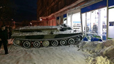 Бронетранспортер у витрины магазина в Апатитах Бронетранспортер у витрины магазина в Апатитах