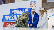 Жители Санкт-Петербурга в пункте сбора подписей по выдвижению Владимира Путина на президентских выборах в 2018 году Жители Санкт-Петербурга в пункте сбора подписей по выдвижению Владимира Путина на президентских выборах в 2018 году
