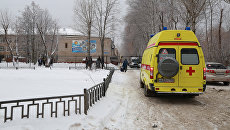 Автомобиль скорой помощи у школы № 127 в Перми. Архивное фото Автомобиль скорой помощи у школы № 127 в Перми. Архивное фото