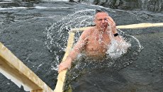 Посол США в РФ Джон Хантсман во время купания в купели Новоиерусалимского мужского монастыря в Московской области. 21 января 2018. Архивное фото Посол США в РФ Джон Хантсман во время купания в купели Новоиерусалимского мужского монастыря в Московской области. 21 января 2018. Архивное фото