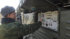 Военнослужащие у пульта управления транспортно-пусковой установки зенитно-ракетного комплекса (ЗРК) С-400 Триумф. Архивное фото Военнослужащие у пульта управления транспортно-пусковой установки зенитно-ракетного комплекса (ЗРК) С-400 Триумф. Архивное фото