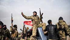Боецы сирийской оппозиции и турецкие солдаты около сирийской границы в Хассе, провинция Хатай. 22 января 2018 Боецы сирийской оппозиции и турецкие солдаты около сирийской границы в Хассе, провинция Хатай. 22 января 2018