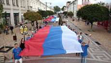 Участники празднования Дня Государственного флага Российской Федерации в Симферополе. 22 августа 2017 год Участники празднования Дня Государственного флага Российской Федерации в Симферополе. 22 августа 2017 год