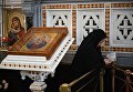 Верующая во время богослужения в день открытия XXVI Международных Рождественских чтений в кафедральном соборном Храме Христа Спасителя в Москве Верующая во время богослужения в день открытия XXVI Международных Рождественских чтений в кафедральном соборном Храме Христа Спасителя в Москве