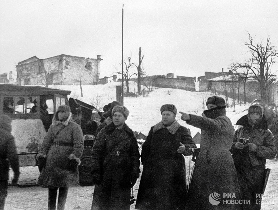 Генерал-лейтенант Никита Сергеевич Хрущев (3 слева) на одной из улиц Сталинграда после освобождения города от немецко-фашистских захватчиков Генерал-лейтенант Никита Сергеевич Хрущев (3 слева) на одной из улиц Сталинграда после освобождения города от немецко-фашистских захватчиков