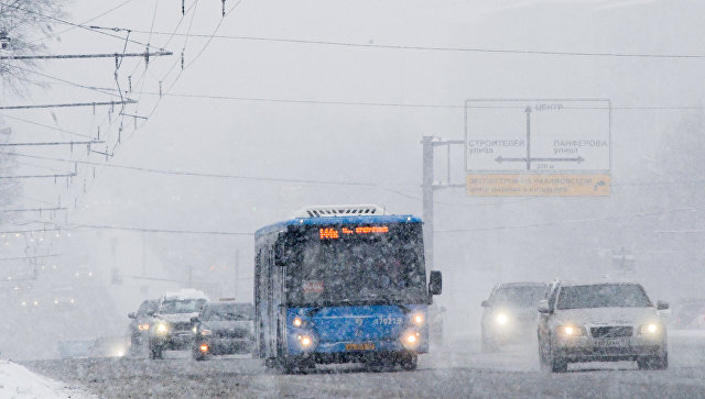 Автотранспорт во время снегопада в Москве. Архивное фото