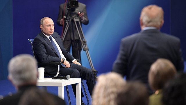 Кандидат в президенты РФ Владимир Путин во время предвыборной встречи со своими доверенными лицами в Гостином дворе
