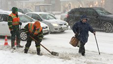 Сотрудники коммунальных служб убирают последствия снегопада в Москве. 4 февраля 2018 Сотрудники коммунальных служб убирают последствия снегопада в Москве. 4 февраля 2018