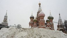 Сугробы на Васильевском спуске во время снегопада в Москве. 4 февраля 2018 Сугробы на Васильевском спуске во время снегопада в Москве. 4 февраля 2018