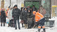 Жители на остановке общественного транспорта на Тверской улице во время снегопада в Москве. Архивное фото Жители на остановке общественного транспорта на Тверской улице во время снегопада в Москве. Архивное фото