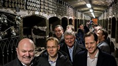 Участники немецкой делегации депутатов от партии Альтернатива для Германии осматривают винодельческий завод Массандра в рамках своего официального визита в Крым. 5 февраля 2018 Участники немецкой делегации депутатов от партии Альтернатива для Германии осматривают винодельческий завод Массандра в рамках своего официального визита в Крым. 5 февраля 2018