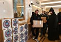 Участники межконфессиональной делегации религиозных деятелей из России во время раздачи гуманитарной помощи для сирийских беженцев в греко-католической церкви в ливанском городе Захия Участники межконфессиональной делегации религиозных деятелей из России во время раздачи гуманитарной помощи для сирийских беженцев в греко-католической церкви в ливанском городе Захия