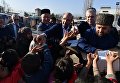 Участники межконфессиональной делегации религиозных деятелей из России во время раздачи гуманитарной помощи в палаточном лагере для сирийских беженцев в долине Бекаа в Ливане Участники межконфессиональной делегации религиозных деятелей из России во время раздачи гуманитарной помощи в палаточном лагере для сирийских беженцев в долине Бекаа в Ливане