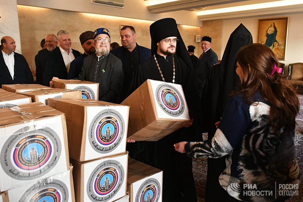 Глава российской делегации межрелигиозной рабочей группы Совета по взаимодействию с религиозными объединениями при президенте РФ иеромонах Стефан (Игумнов) во время раздачи гуманитарной помощи для сирийских беженцев в греко-католической церкви в ливанском городе Захия Глава российской делегации межрелигиозной рабочей группы Совета по взаимодействию с религиозными объединениями при президенте РФ иеромонах Стефан (Игумнов) во время раздачи гуманитарной помощи для сирийских беженцев в греко-католической церкви в ливанском городе Захия