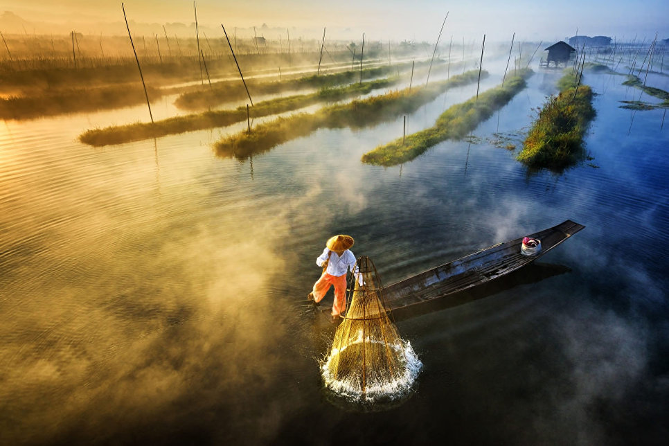 Снимок Рыбалка на восходе солнца (Sun's Up, Nets Out) фотографа Zay Yar Lin, занявший первое место в категории Пейзаж.Профессионалы Снимок Рыбалка на восходе солнца (Sun's Up, Nets Out) фотографа Zay Yar Lin, занявший первое место в категории Пейзаж.Профессионалы