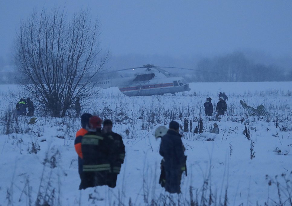 Спасатели на месте крушения самолета Ан-148 авиакомпании Саратовские авиалинии в Московской области. 11 февраля 2018